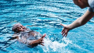 Cara Berenang Agar Tidak Tenggelam