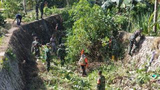 Kodim 1429/Butur Laksanakan Karya Bakti Pembersihan Aliran Sungai Guna Cegah Banjir
