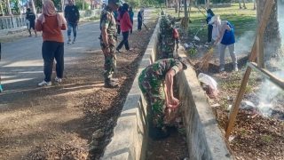 Tingkatkan Kerjasama, Babinsa Kodim 1429/Butur Bersama Masyarakat Gotong-Royong Bersihkan Selokan